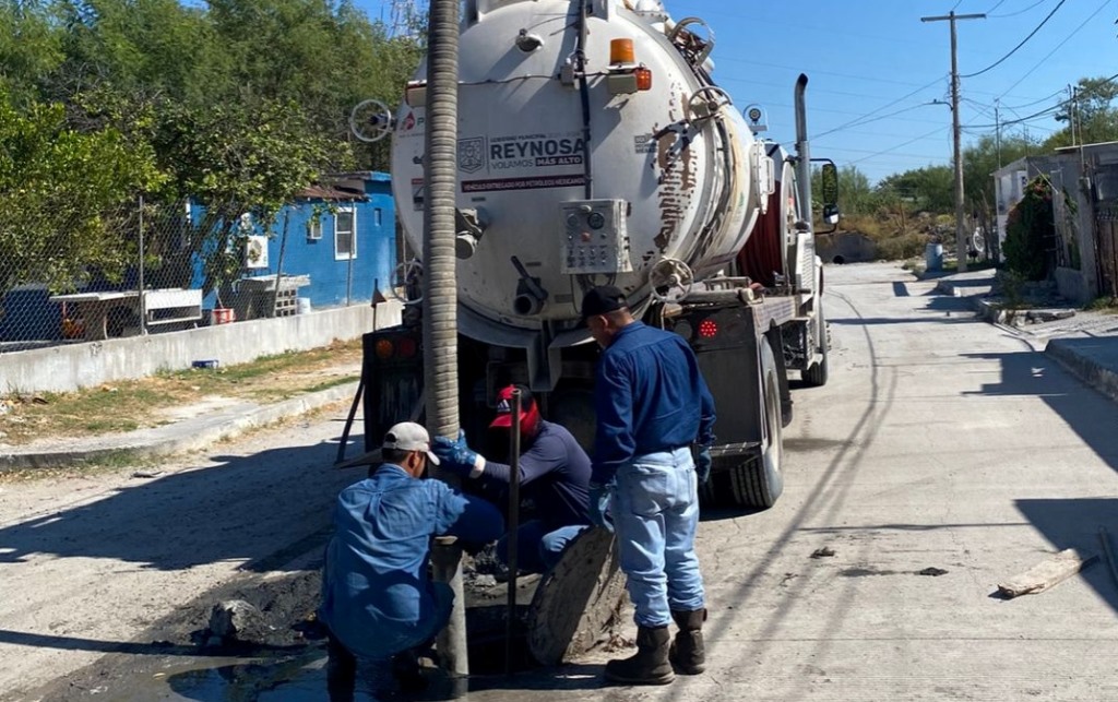 Sondeó COMAPA redes sanitarias en la colonia Presa la Laguna