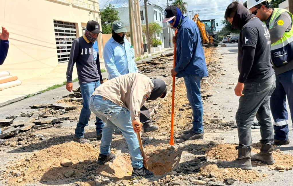 Trabaja COMAPA en reparación de caídos en la colonia Anzaldúas
