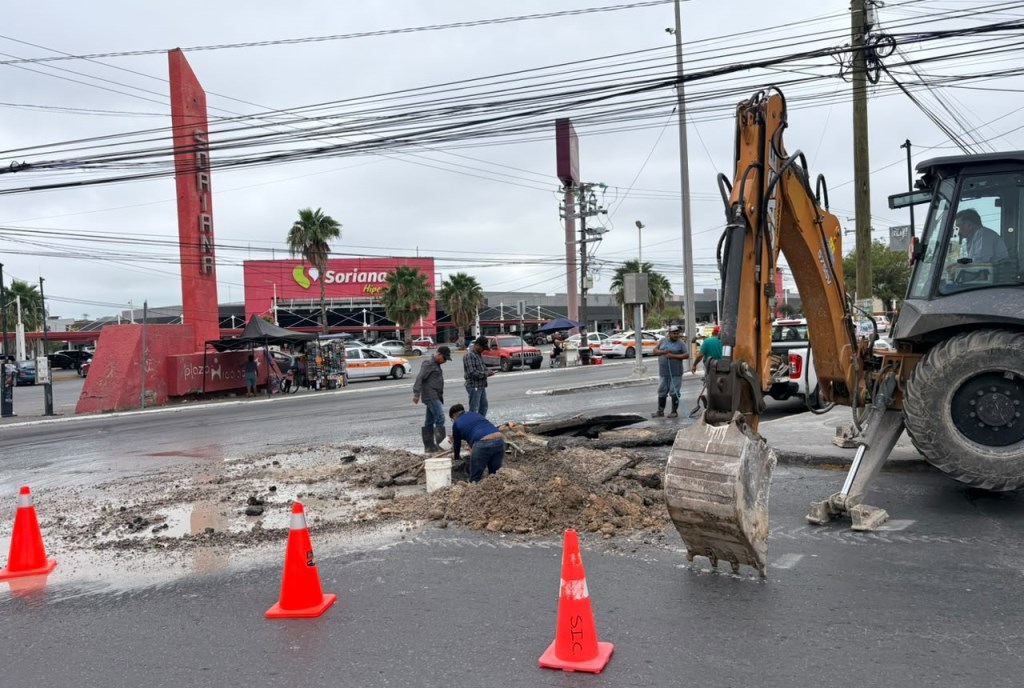 Atiende COMAPA reportes de fugas de agua potable en distintos sectores de Reynosa