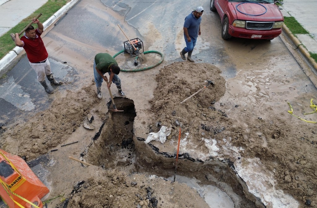 Atiende COMAPA fuga de agua potable en la colonia Aztlán
